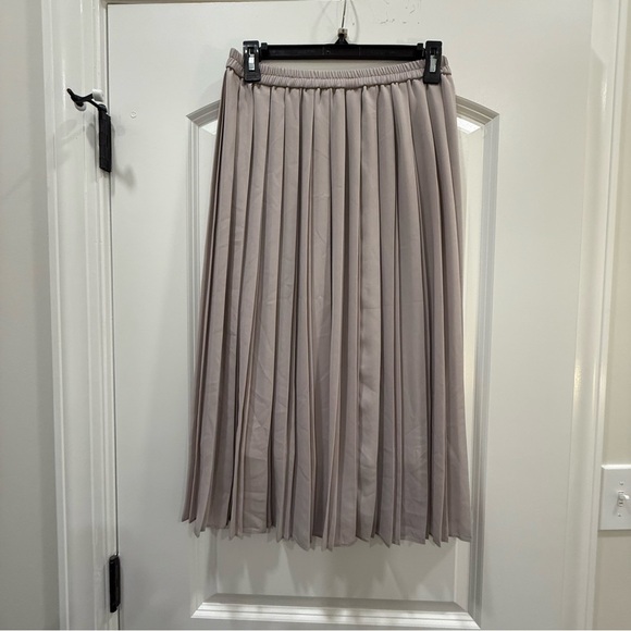 Uniqlo Dresses & Skirts - UNIQLO Pleated Skirt